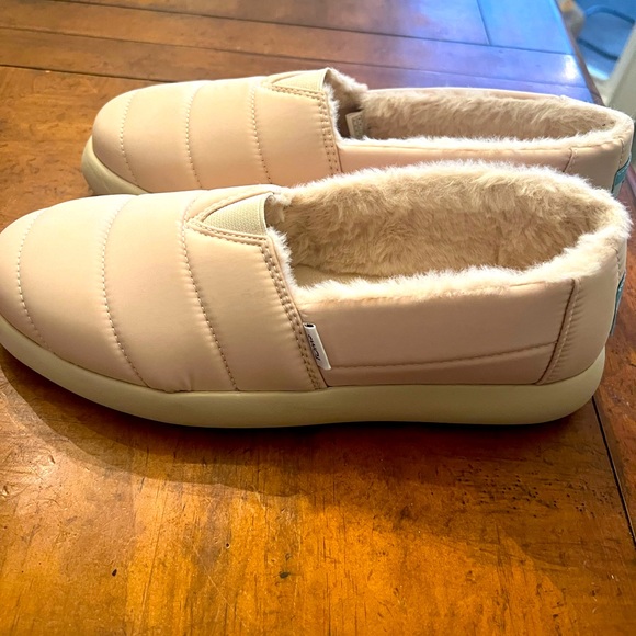 NWOT TOMS ALPARGATA MALLOW FLEECE LINED PUFFY SLIDE 9W - Picture 1 of 5